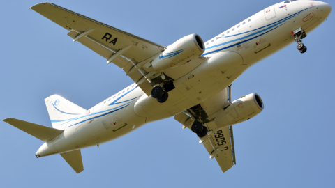 Sukhoi SuperJet 100 аэропорт Внуково